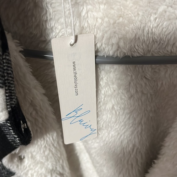 Blu Ivy white and plaid shacket, furry inside, size medium, with pockets - Picture 5 of 5